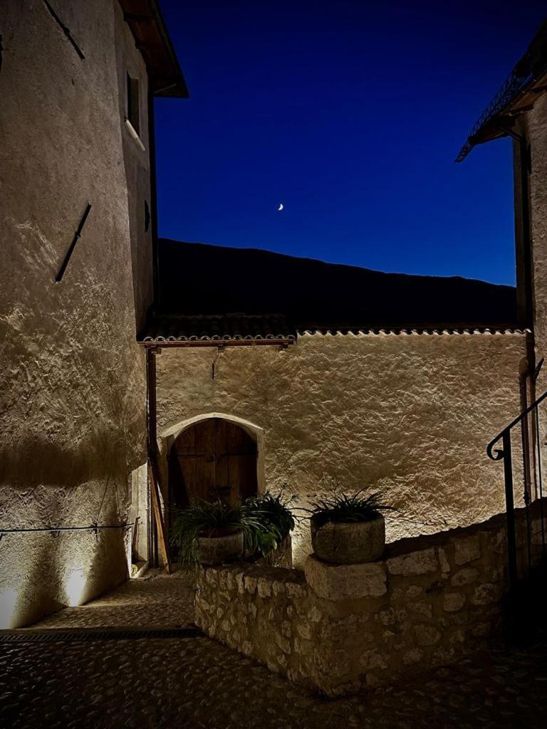 Palazzo Pirro Dimora Storica Bed & Breakfast Acciano Exterior foto