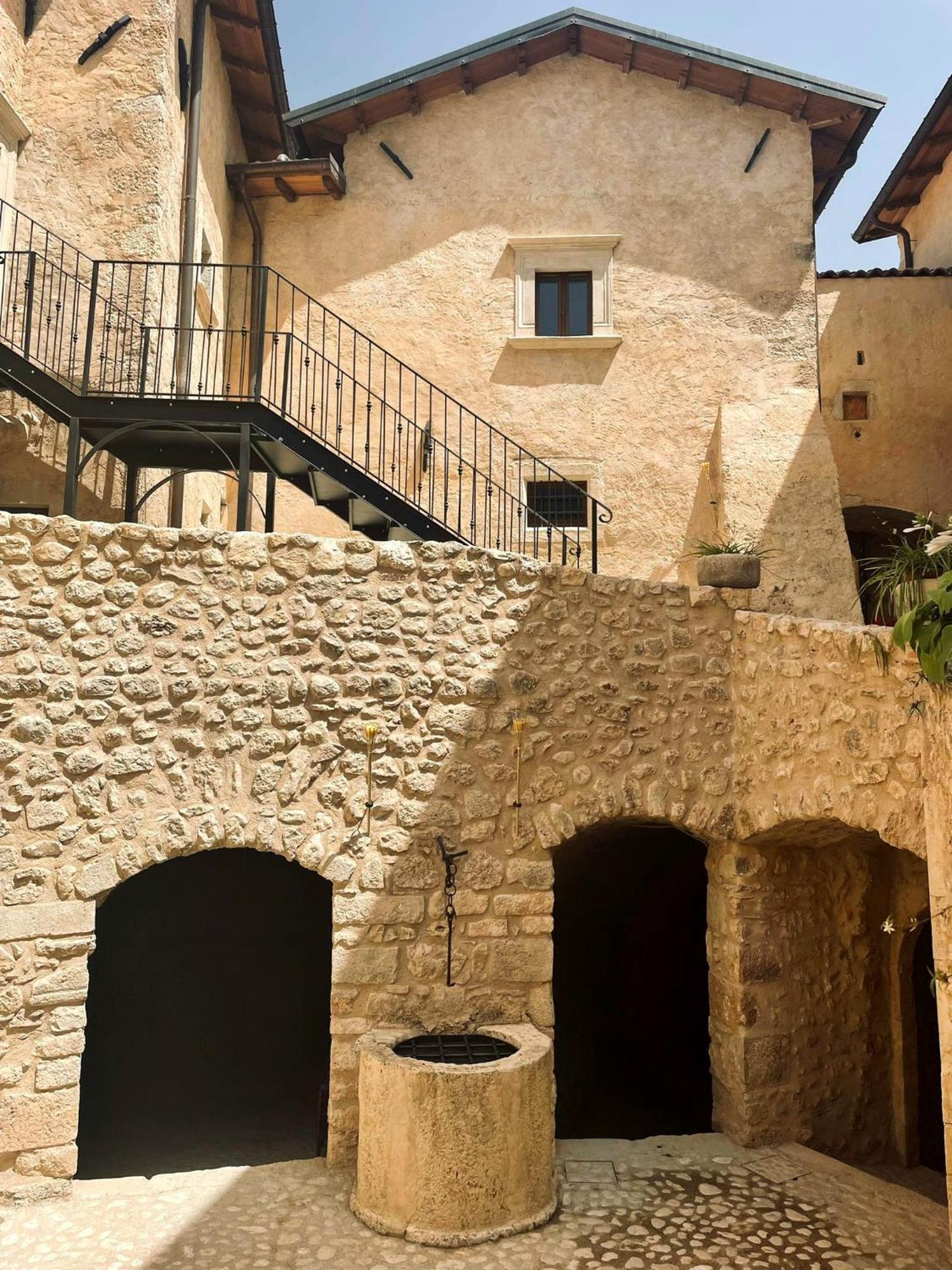 Palazzo Pirro Dimora Storica Bed & Breakfast Acciano Exterior foto